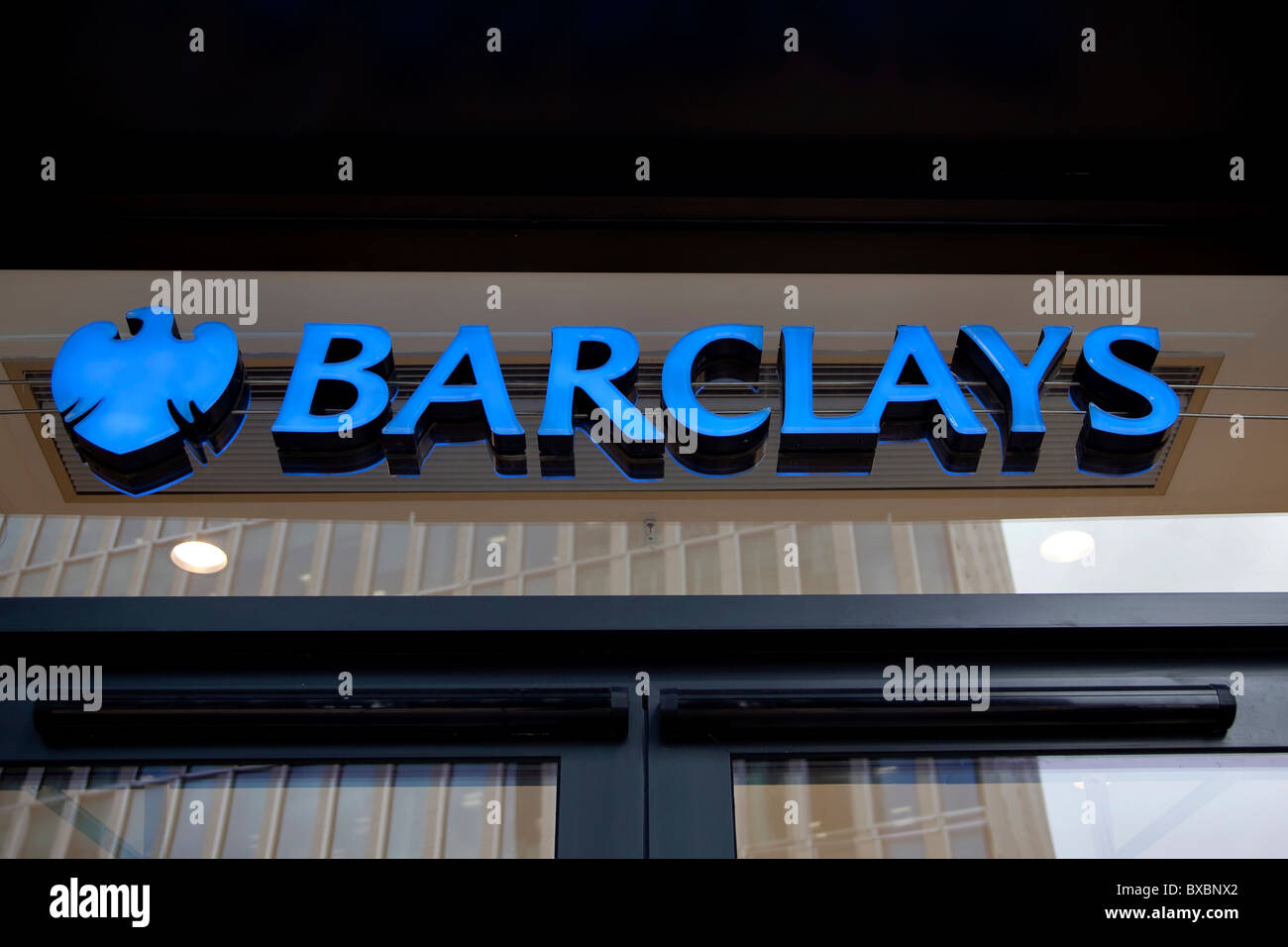 Logo sur le siège de la Barclays Bank à Canary Wharf à Londres, Angleterre, Royaume-Uni, Europe Banque D'Images