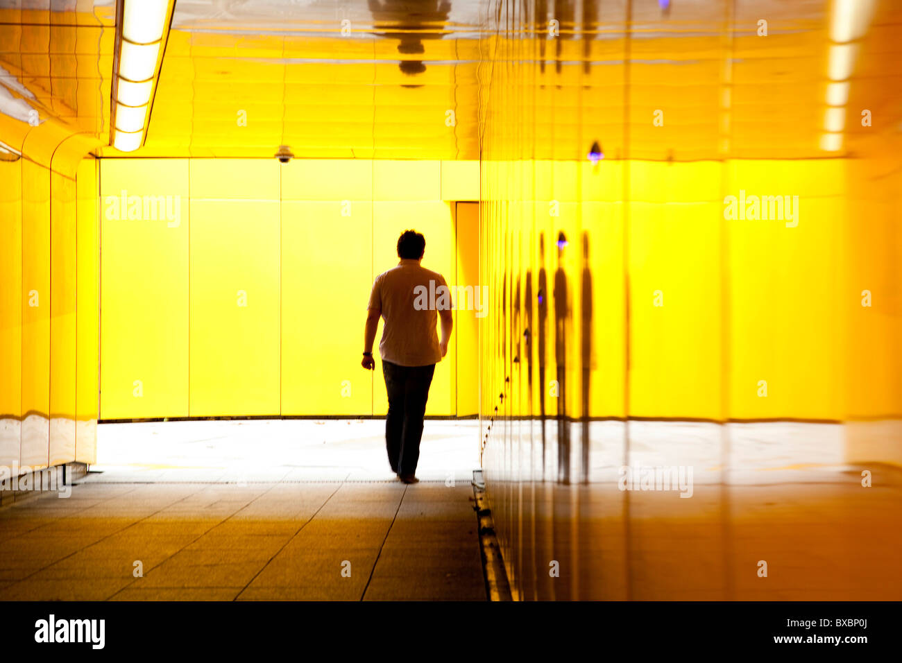 Homme marchant par un passage souterrain à Londres, Angleterre, Royaume-Uni, Europe Banque D'Images