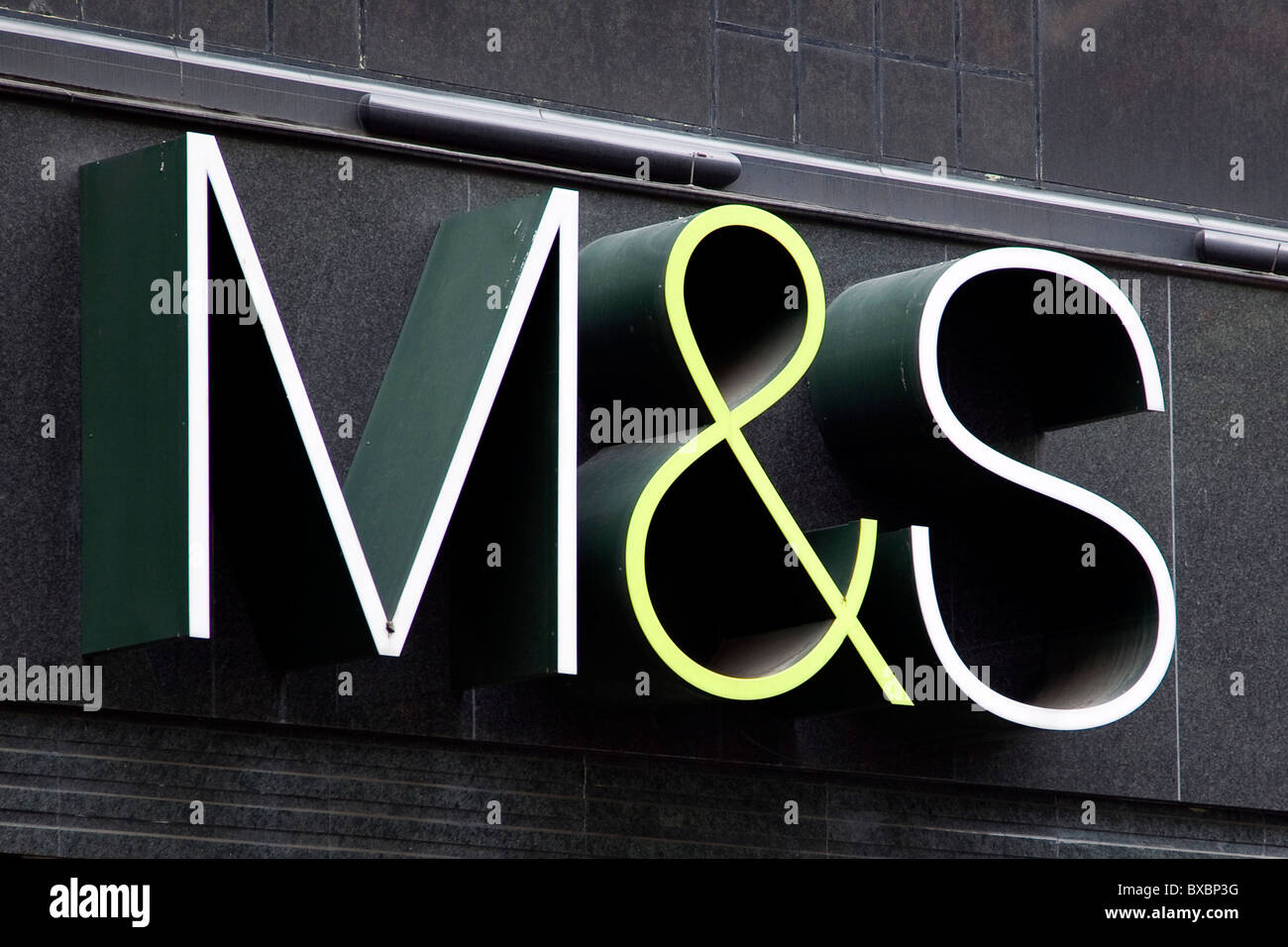 Logo sur un magasin de commerce de détail Marks and Spencer sur Oxford Street à Londres, Angleterre, Royaume-Uni, Europe Banque D'Images
