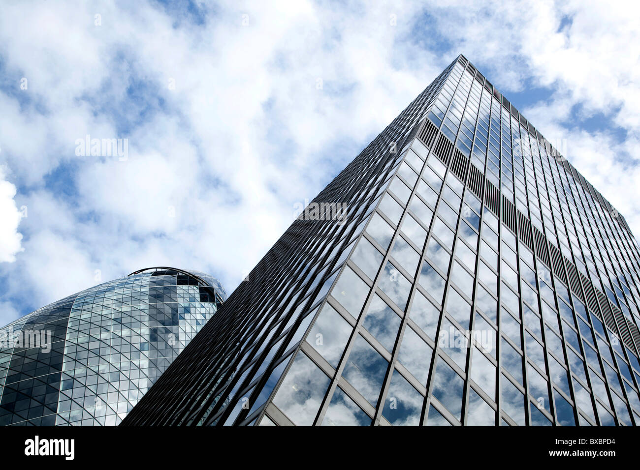 Siège de l'assurance Swiss Re, Swiss Re Building, la tour Swiss Re derrière Aviva, à Londres, Angleterre, Royaume-Uni Banque D'Images