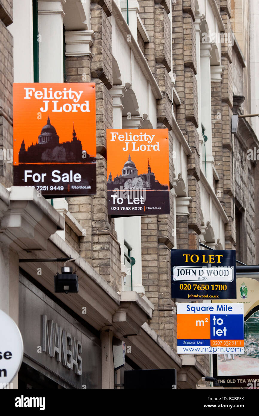 Des signes, des bureaux à louer, bureaux à vendre, quartier financier de Londres, Angleterre, Royaume-Uni, Europe Banque D'Images