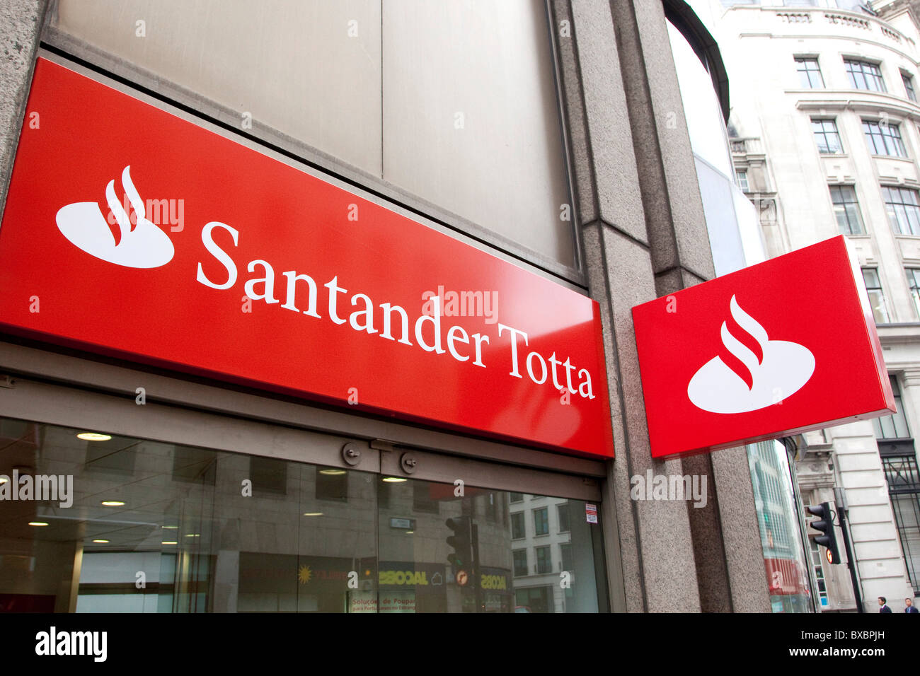 Logo de la Banque Totta Santander à Londres, Angleterre, Royaume-Uni, Europe Banque D'Images