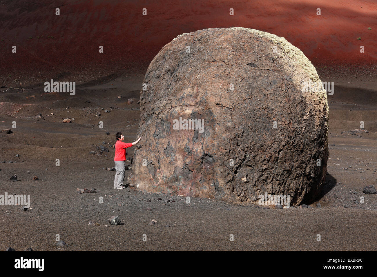 Bombe volcanique en face de Montaña Colorada volcan, Lanzarote, Canary Islands, Spain, Europe Banque D'Images