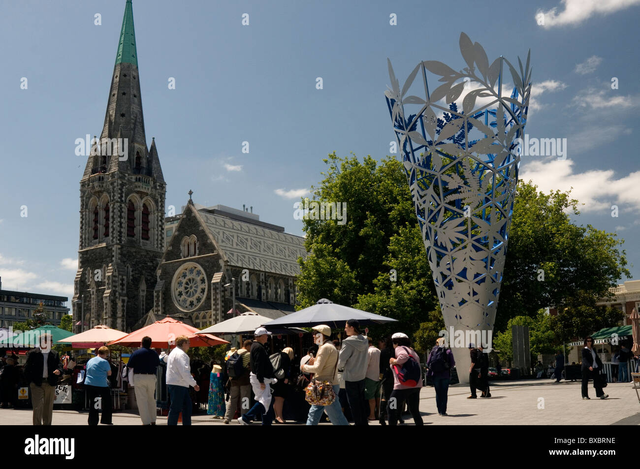 Le calice de la sculpture et du marché dans la place de la Cathédrale de Christchurch, NZ. La zone a été endommagé dans le 22 févr. 2011 tremblement de terre. Banque D'Images