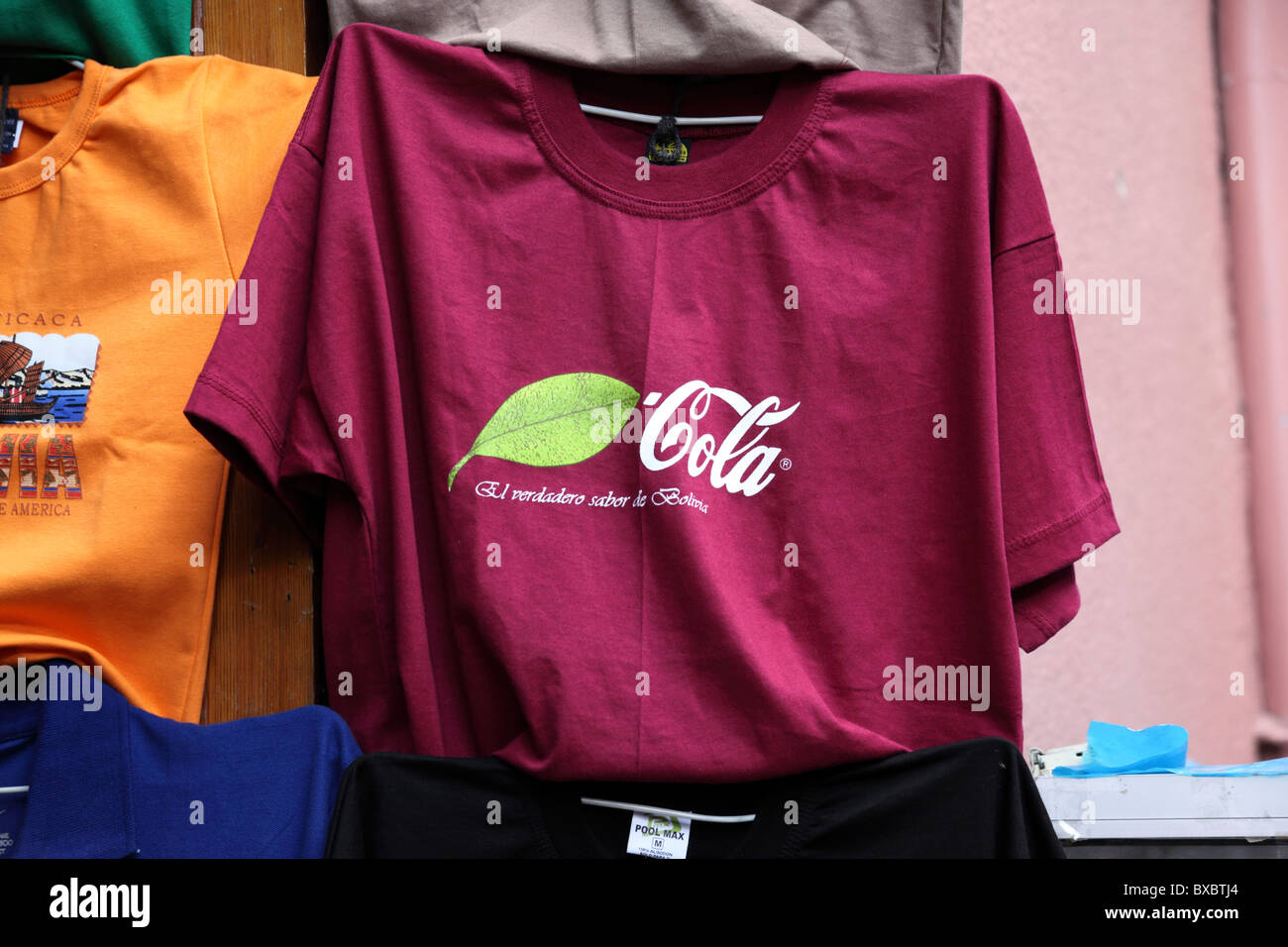 T-shirt Coca Cola avec Coca remplacé par une feuille de coca à vendre à l'extérieur de l'atelier en marché du tourisme, La Paz, Bolivie Banque D'Images