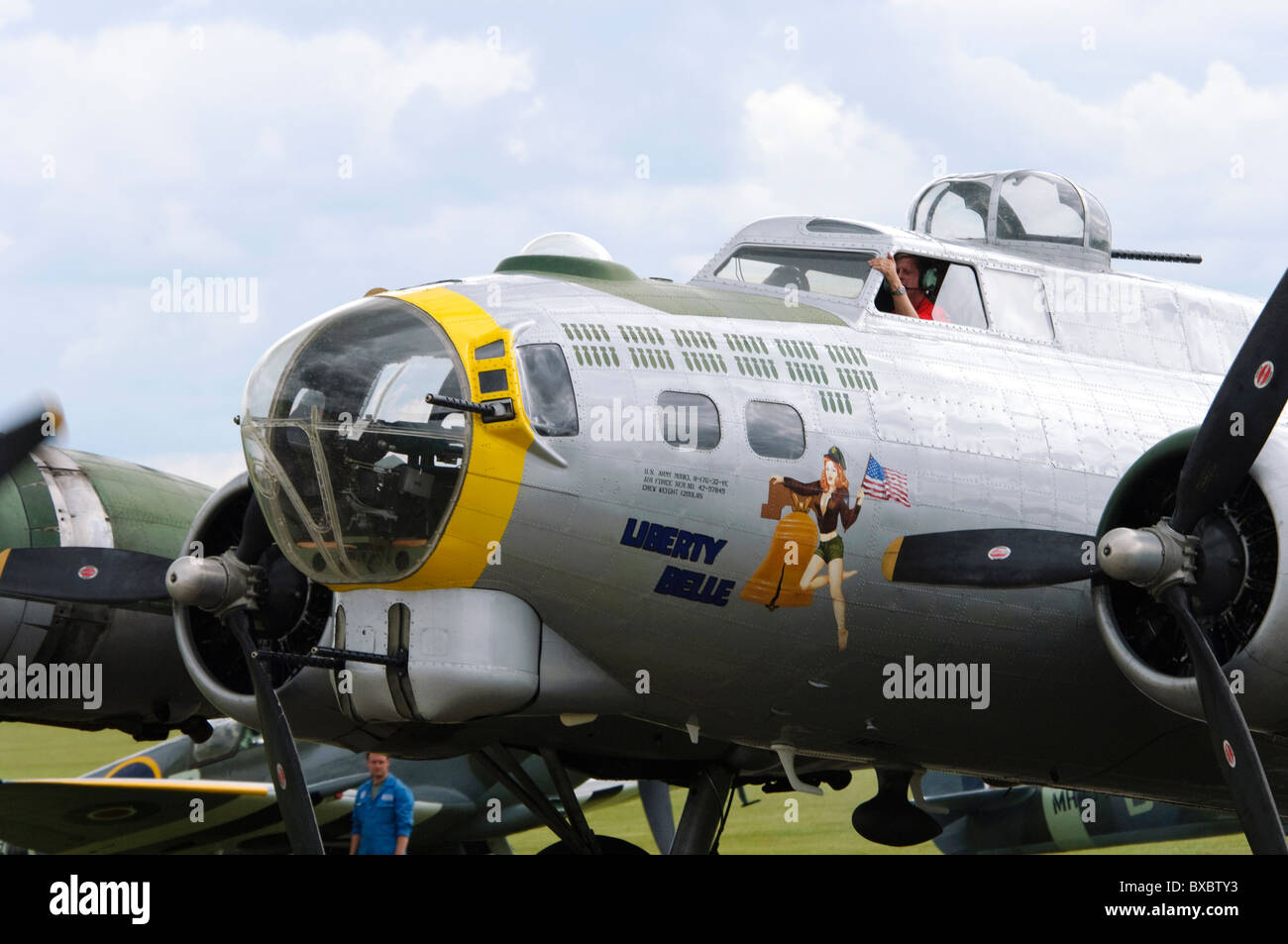 Boeing B-17G Flying Fortress 'Liberty Belle' taxiing dans les moteurs hors-bord sur l'affichage après à Duxford Flying Legends Airshow Banque D'Images