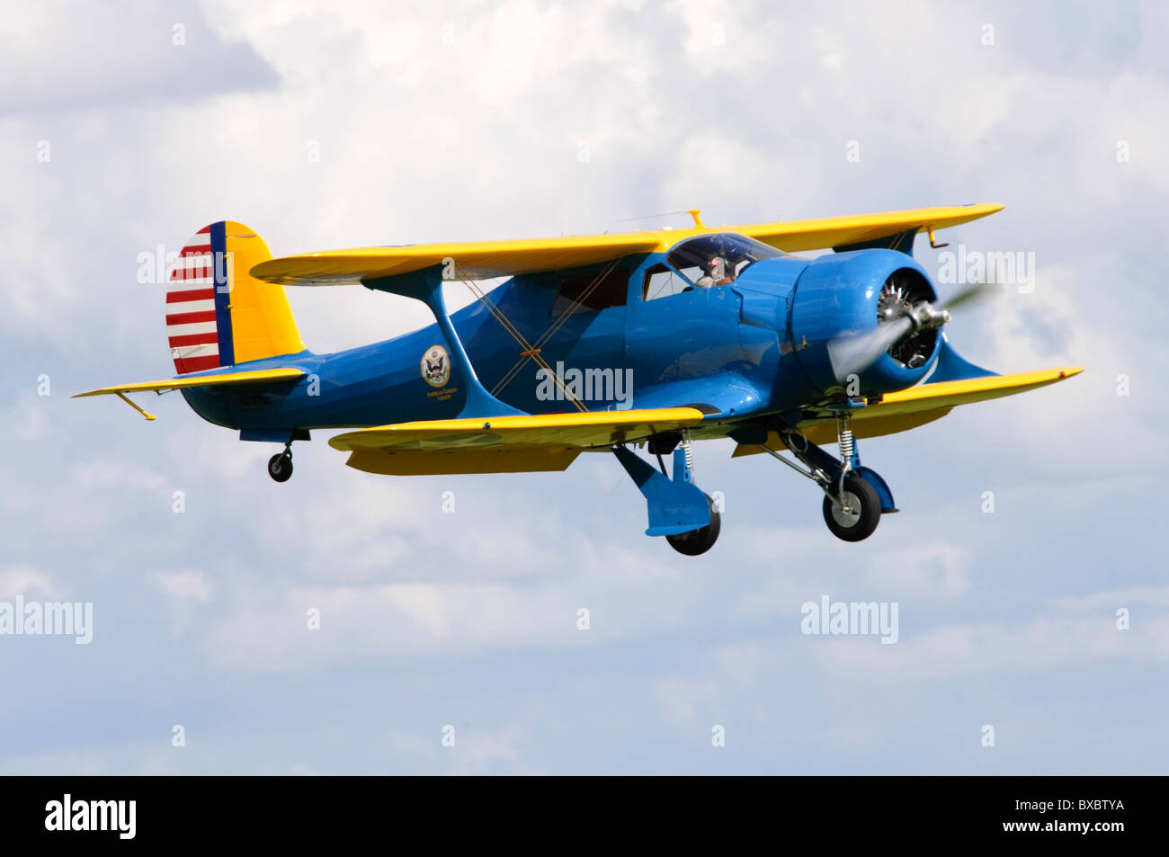 YC-43 Beech Staggerwing (Voyageur) faisant un passage aérien biplan à Duxford Flying Legends Airshow Banque D'Images