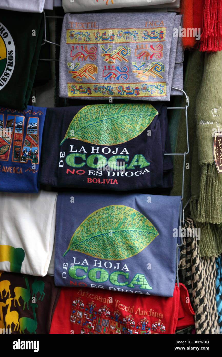 "La feuille de coca n'est pas une drogue" T-shirts à vendre à l'extérieur de l'atelier au marché du tourisme, La Paz, Bolivie Banque D'Images