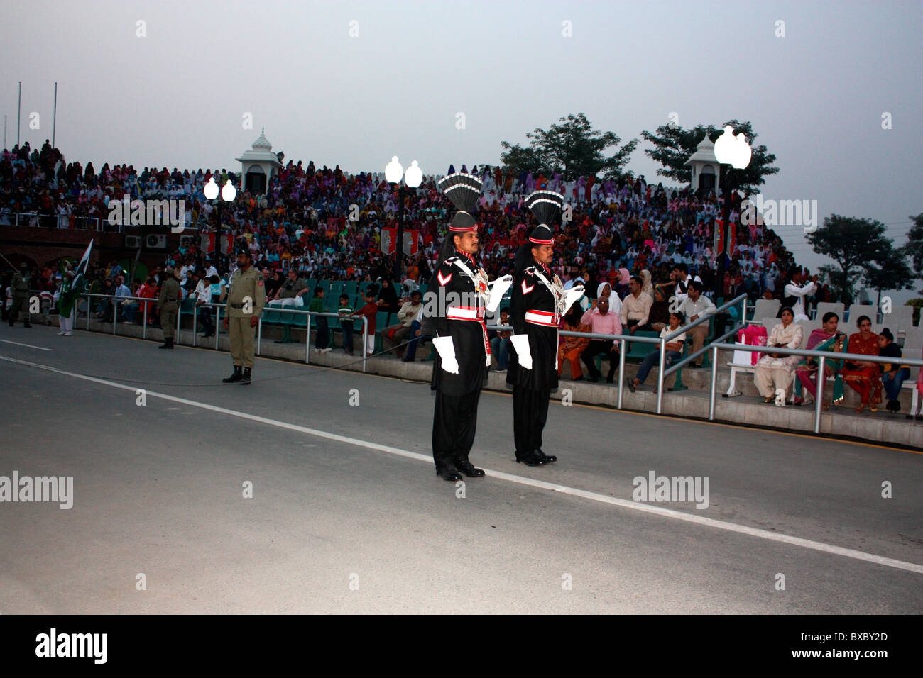 Le Pakistan rangers à la parade de retraite à l'Inde Pakistan border Wagah, Inde Banque D'Images