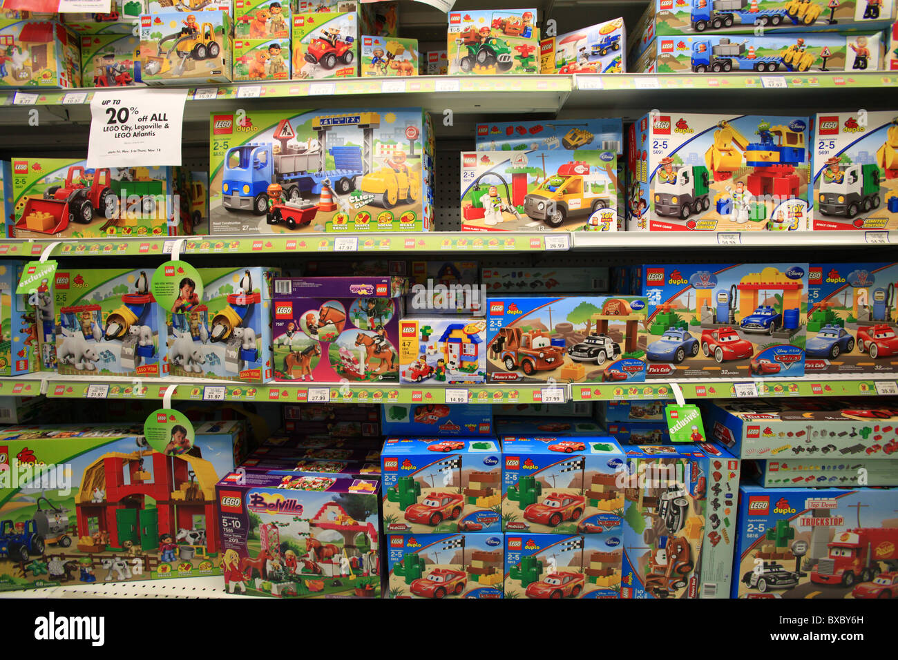 Les véhicules LEGO en vente en magasin Toys R Us, Ontario, Canada Banque D'Images
