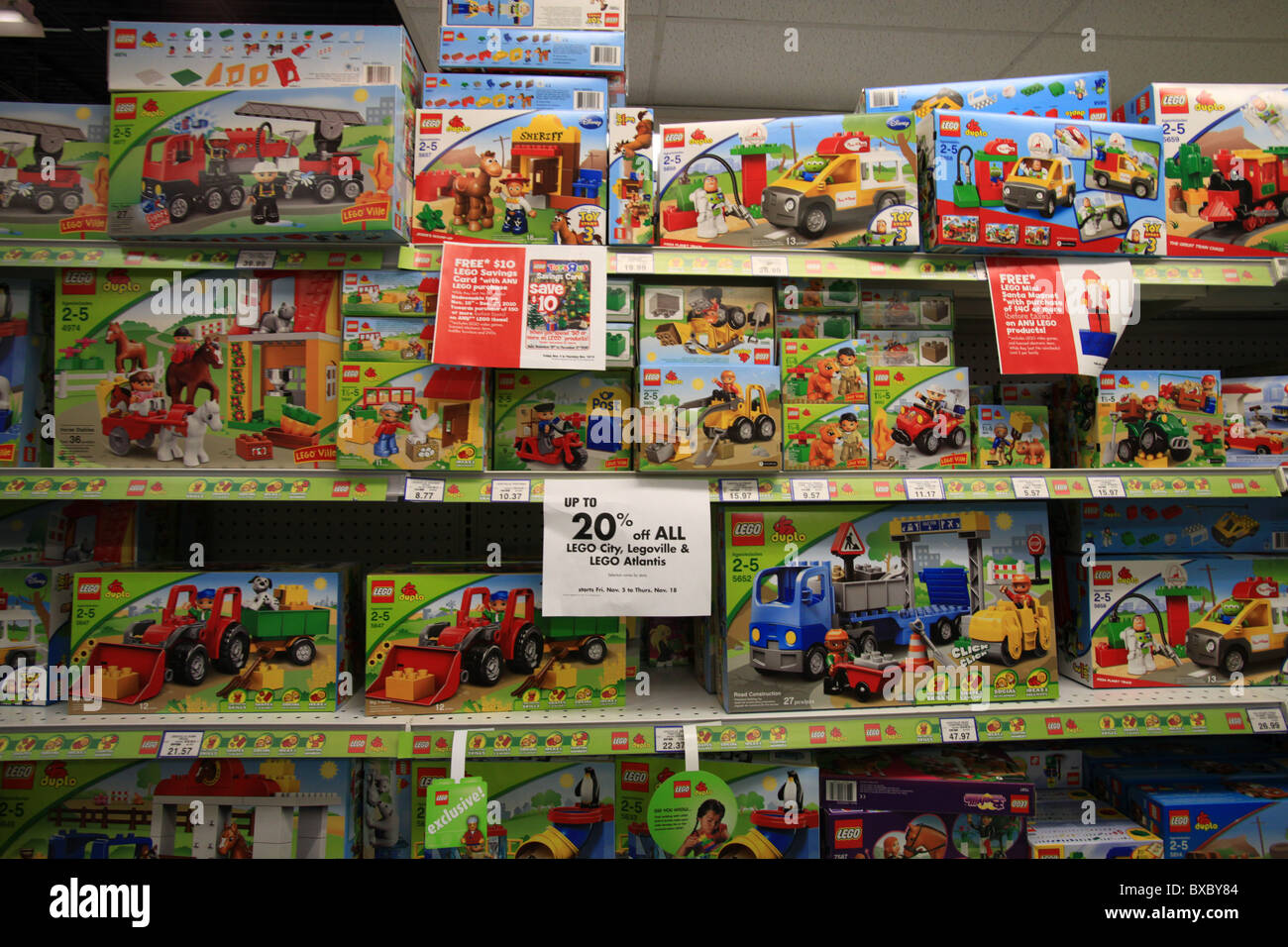 Les véhicules LEGO en vente en magasin Toys R Us, Ontario, Canada Banque D'Images