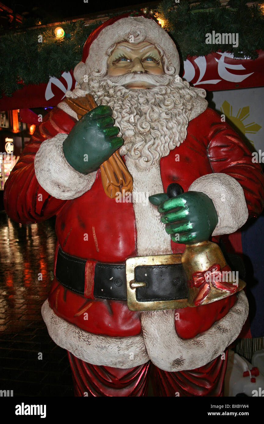 Modèle de père Noël au Marché de Noël, Liverpool, Royaume-Uni Banque D'Images