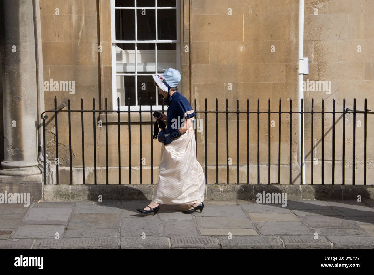 Personne en costume régence prenant part à l'assemblée annuelle du festival de Jane Austen, promenade : baignoire, Somerset, UK : Septembre 2010 Banque D'Images