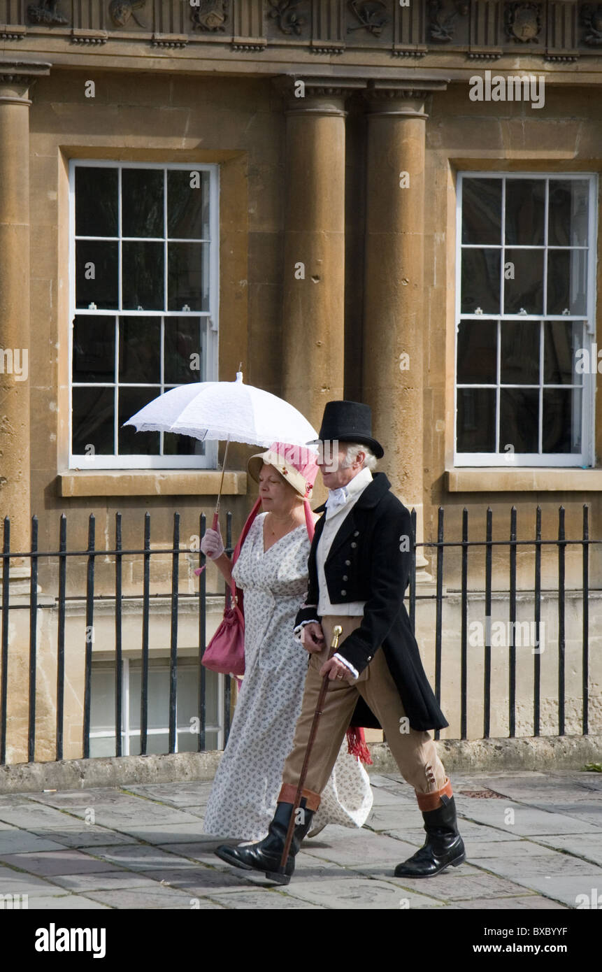 Les gens en costume régence prenant part à l'assemblée annuelle du festival de Jane Austen, promenade : baignoire, Somerset, UK : Septembre 2010 Banque D'Images