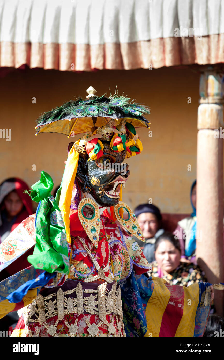 Masque ses danseurs, bouddhiste Mahakala comme d'effectuer pendant la festival Gustor Thiksey au Ladakh. Banque D'Images