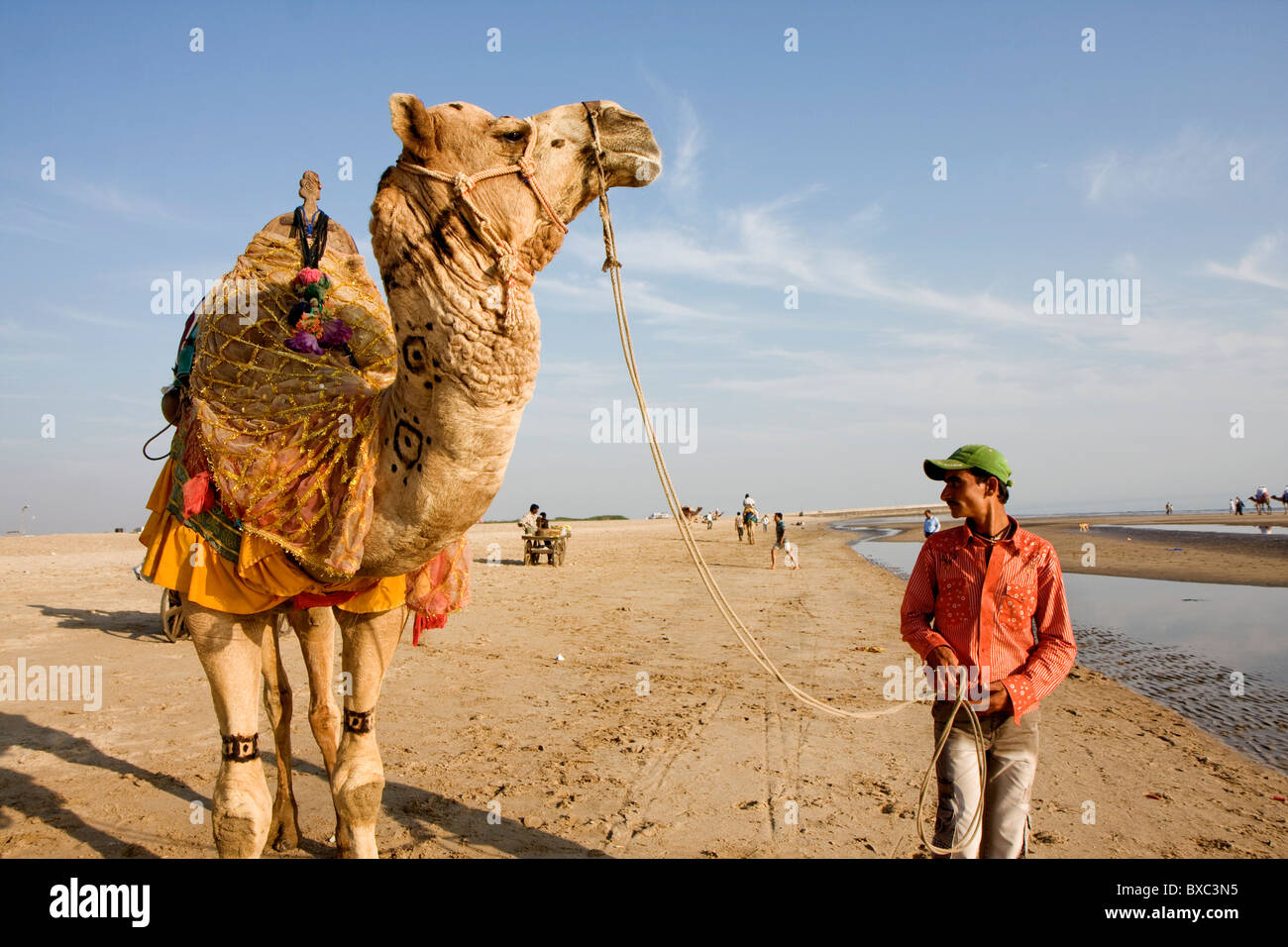 Un Indien à la recherche de son chameau, Mandvi, Gujarat, Inde Banque D'Images