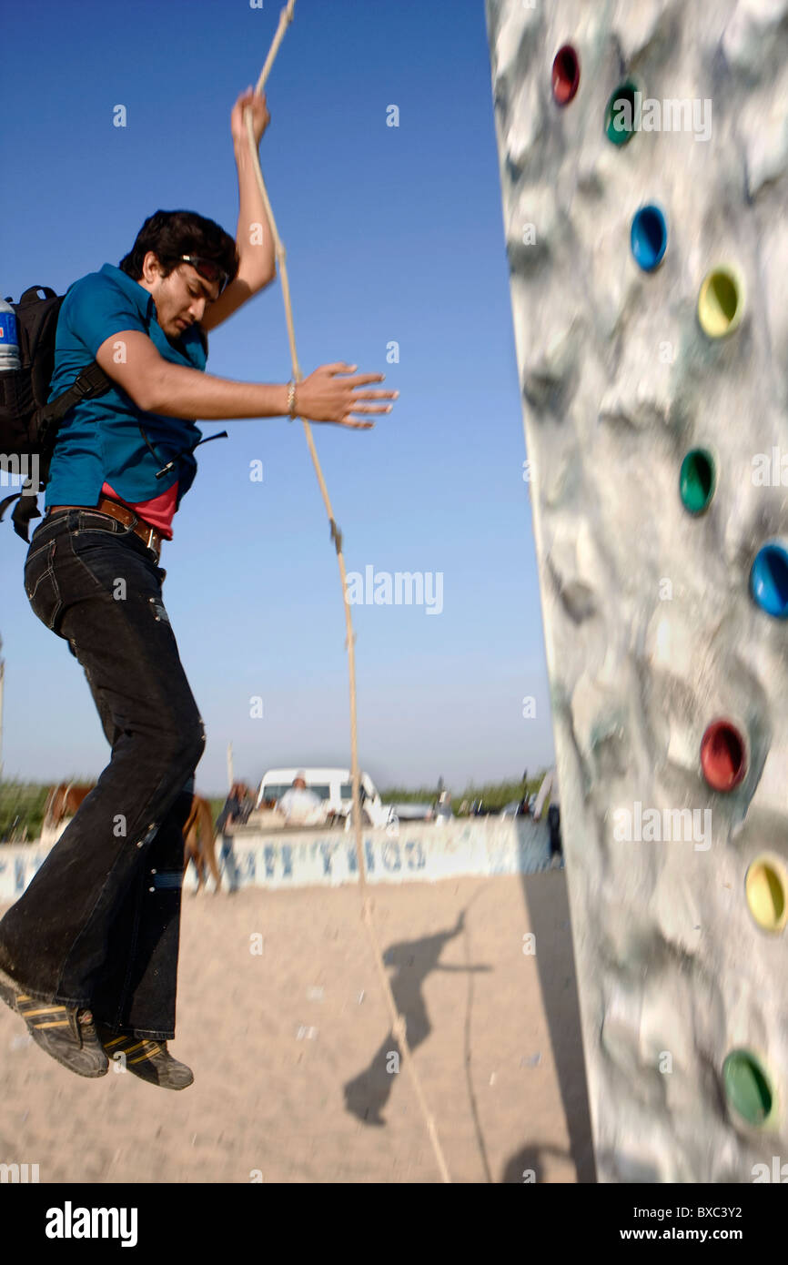 Un jeune Indien sauter, Mandvi, Gujarat, Inde Banque D'Images