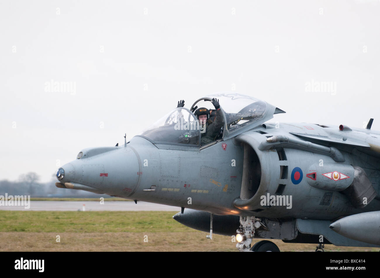 Le pilote de BAe Harrier ZD467 vagues pour les spectateurs comme il les taxis son jet retour à l'hanger après son dernier vol opérationnel Banque D'Images