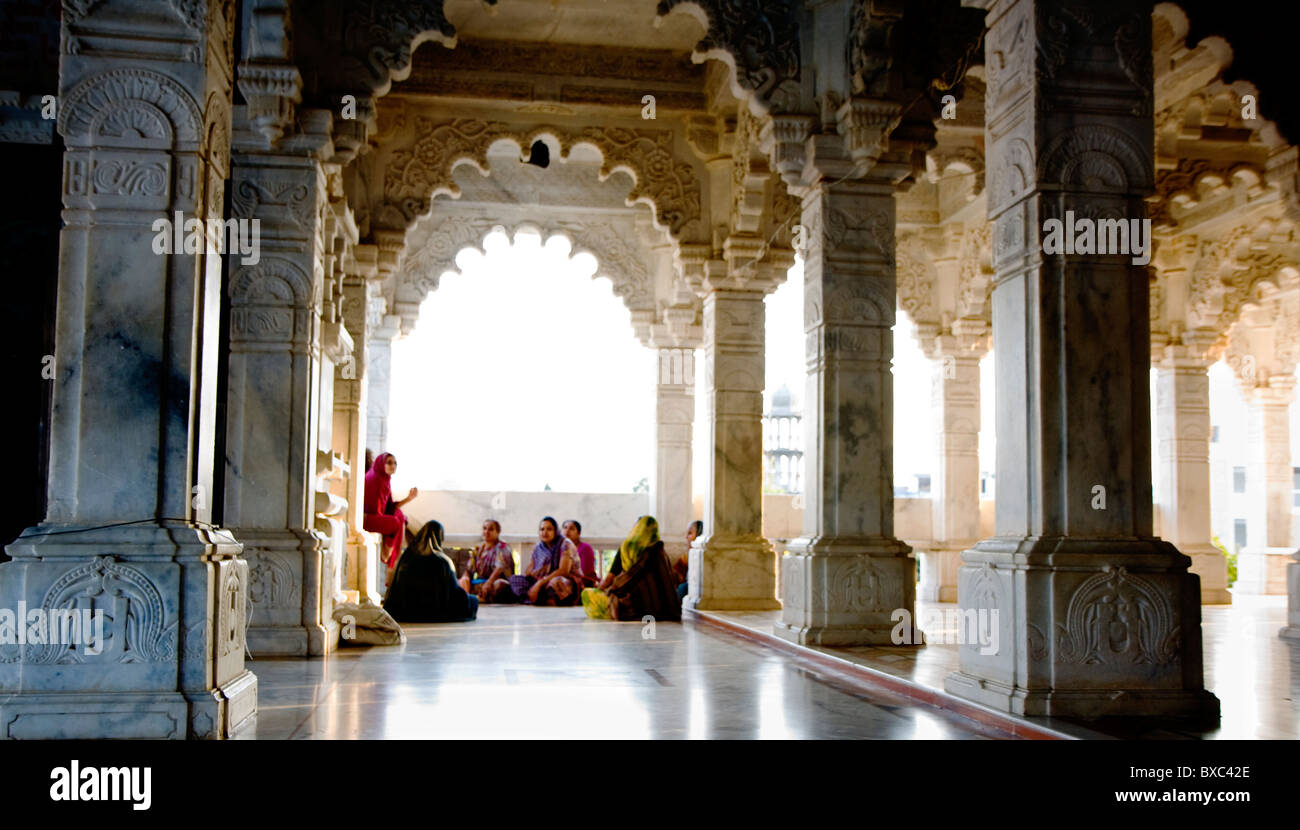 Les femmes repose au temple, Mandvi, Gujarat, Inde Banque D'Images