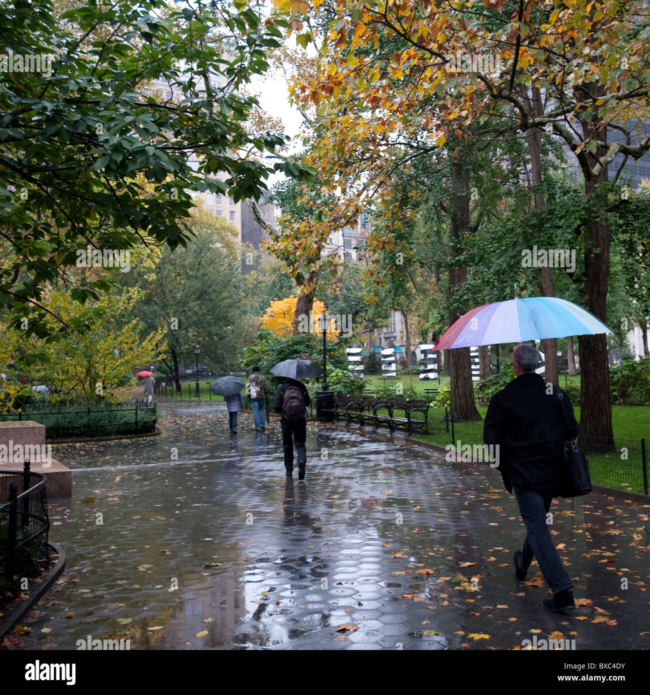 Les gens qui marchent dans le Madison Square Park, à Manhattan, New York City, États-Unis Banque D'Images