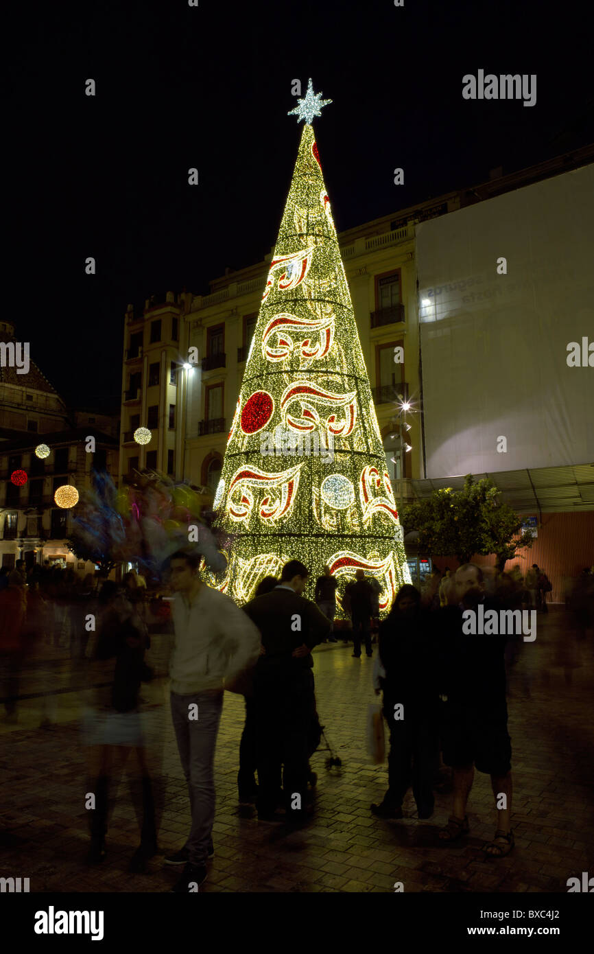 Arbre de Noël et des lumières, la Calle Larios, la ville de Malaga, Andalousie, Espagne, Costa del Sol, de nuit, nuit, nuit, paysage urbain Banque D'Images