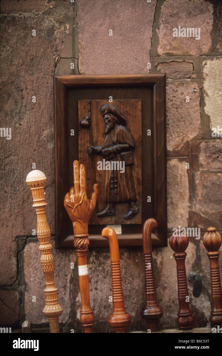 France, Isère, Saint-Jean-Pied-de-Port,. Personnel du pèlerin et la sculpture sur bois représentant St James Banque D'Images
