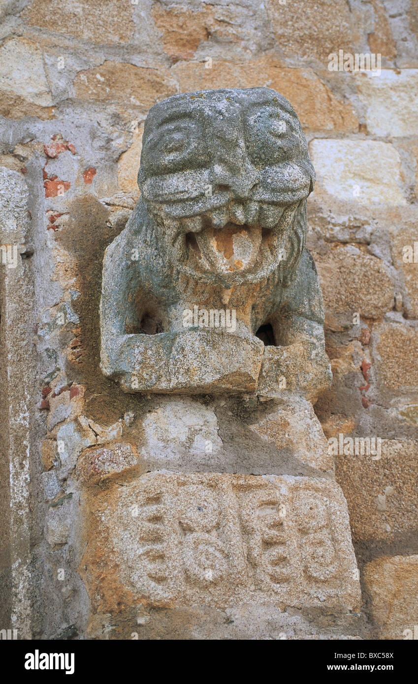 France, Corse, Haute-Corse, Villa Hoteliere, residence environs, St Pierre et St Paul Chapelle, Tête de Lion Banque D'Images