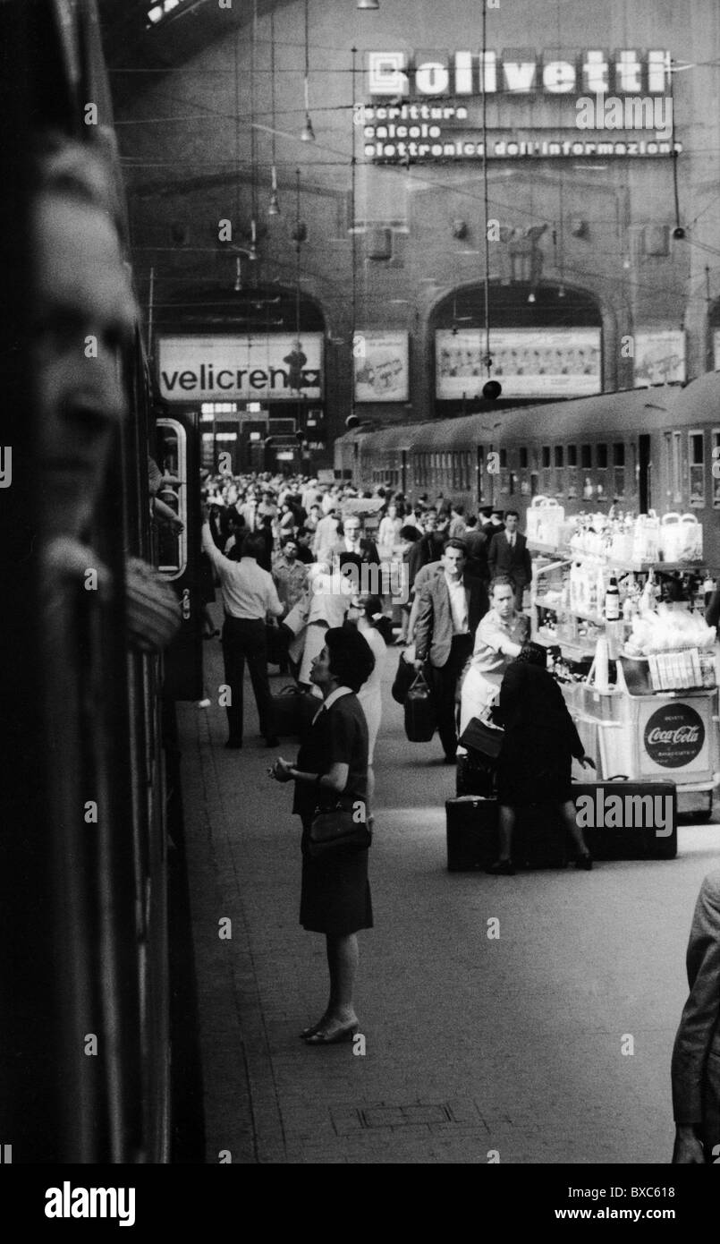 Transport / transport, chemin de fer, gares, voyageur en attente de départ d'un train, Neapel Central Station, 1969, droits additionnels-Clearences-non disponible Banque D'Images