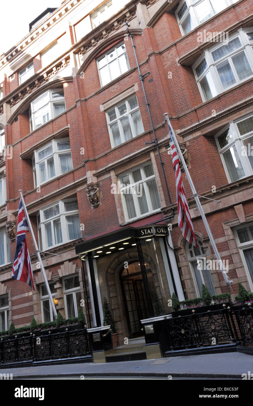 Situé dans le populaire quartier St James à Londres. L'Hôtel Stafford est un repaire populaire pour les voyageurs et les touristes. Banque D'Images
