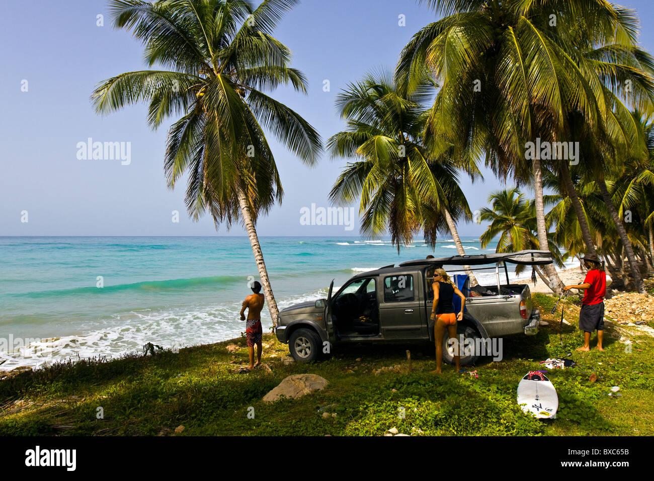 Province Sud, Haïti, Jacmel, surfeurs de plage. Banque D'Images