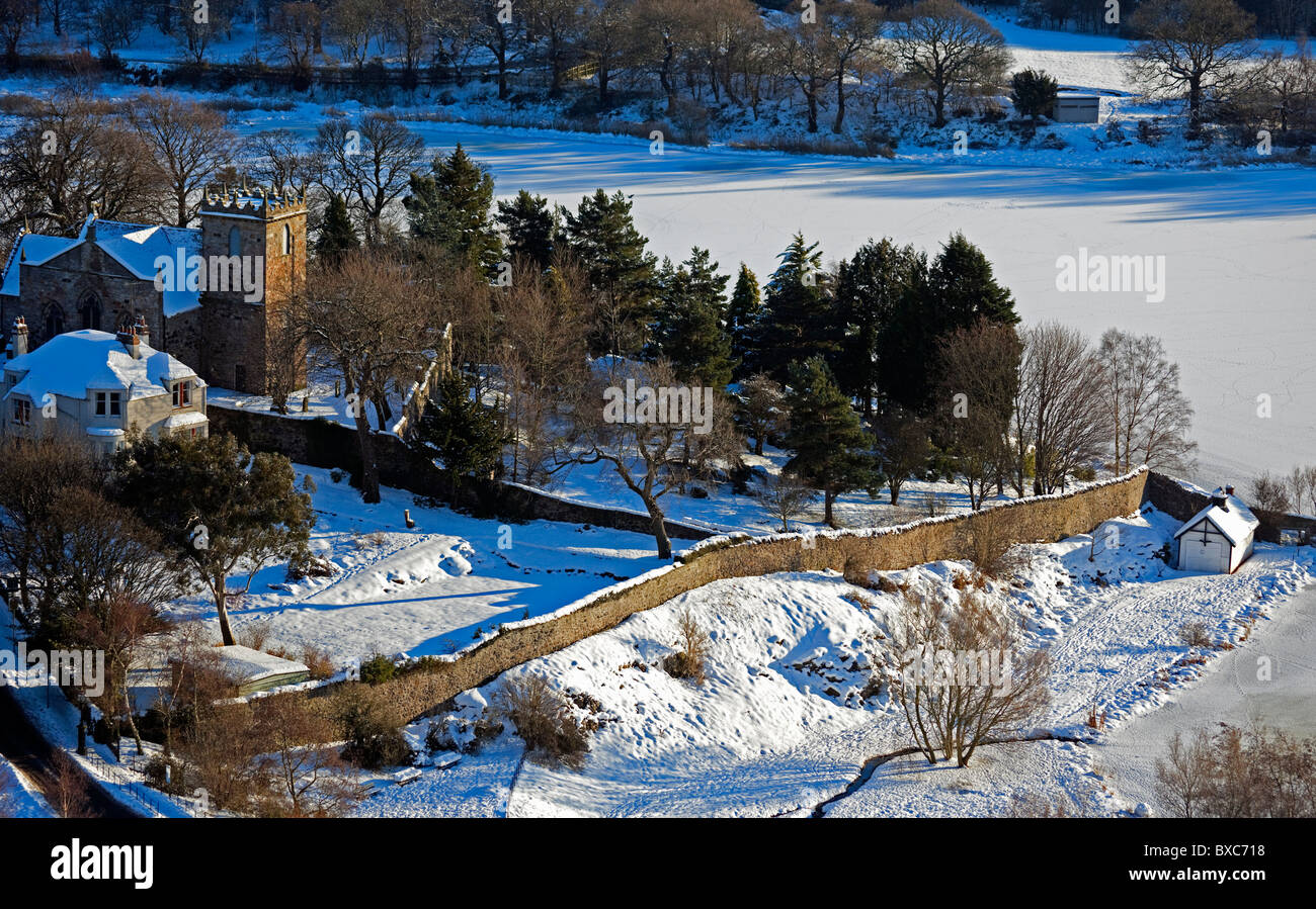 En hiver vue panoramique de Duddingston loch congelé et Kirk, Edinburgh Scotland UK Europe Banque D'Images