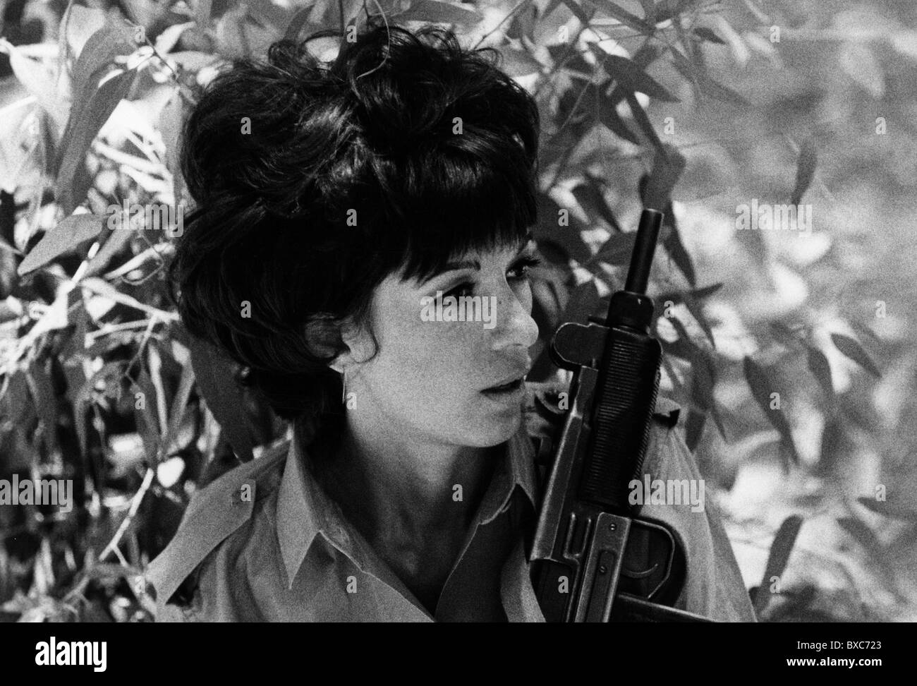 Géographie / voyage, Israël, militaire, jeune femme soldat avec une arme à feu, début des années 1970, , droits additionnels-Clearences-non disponible Banque D'Images