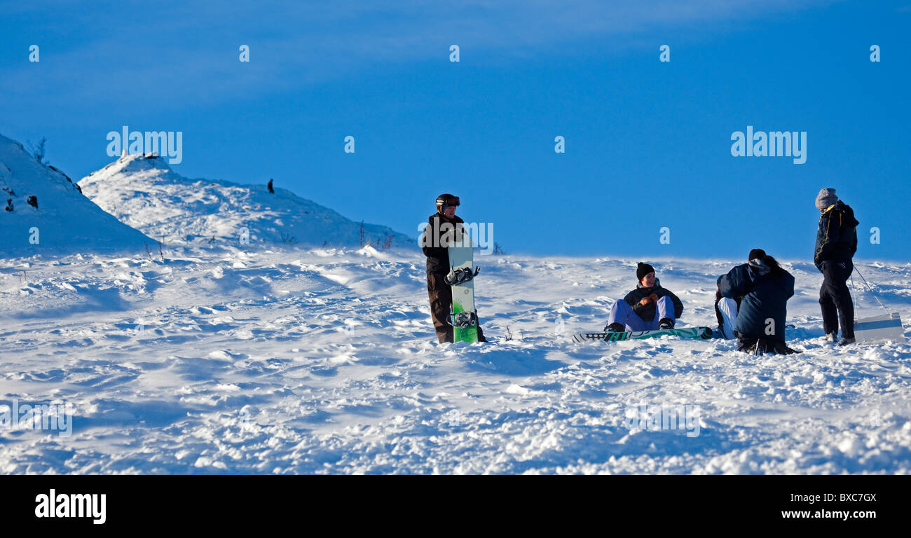 Snowboarder et amis entouré par la neige, Arthurs Seat, Edinburgh Scotland UK Europe Banque D'Images