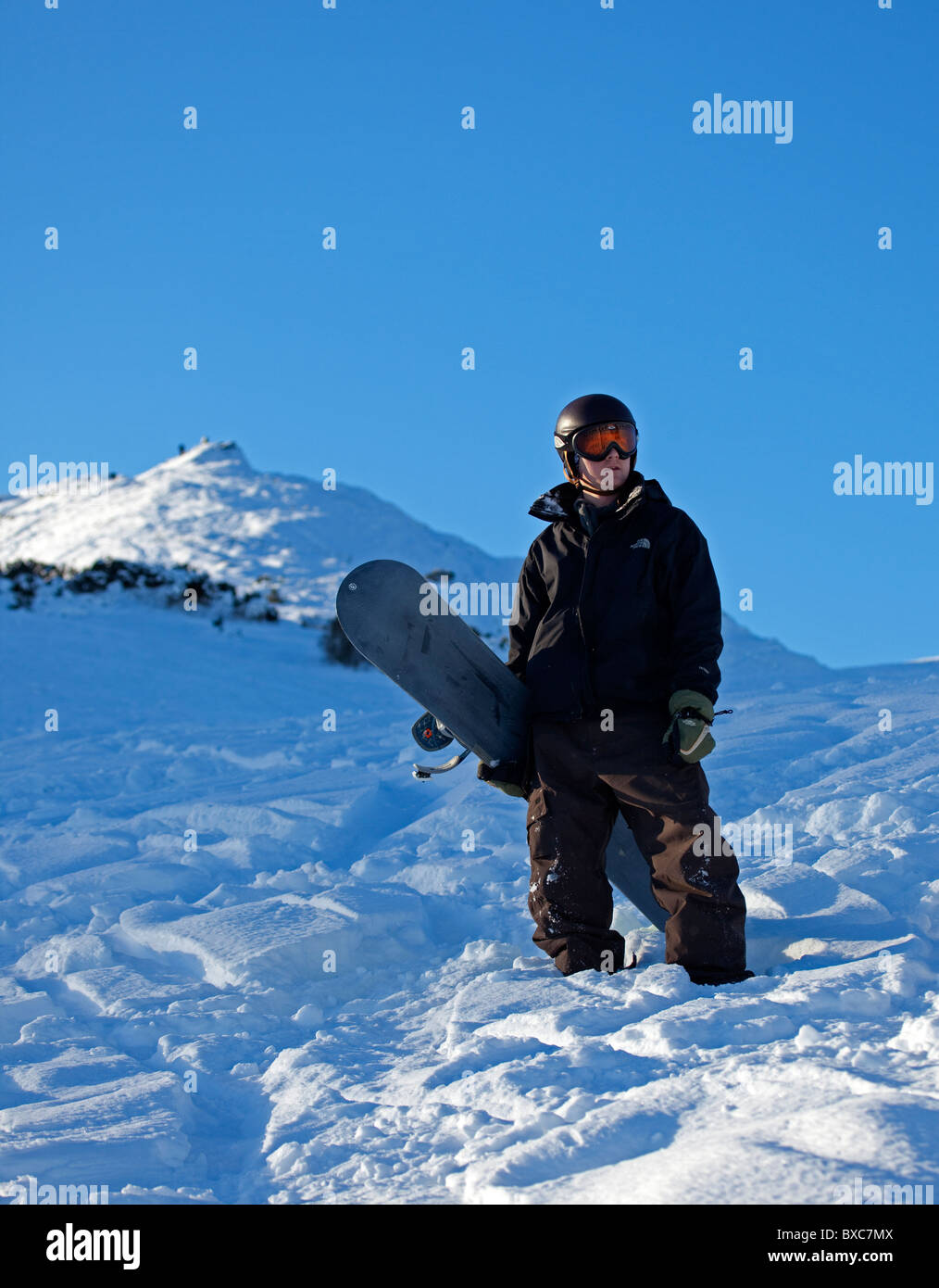 Snowboarder entouré par la neige, Arthurs Seat, Edinburgh Scotland UK Europe Banque D'Images
