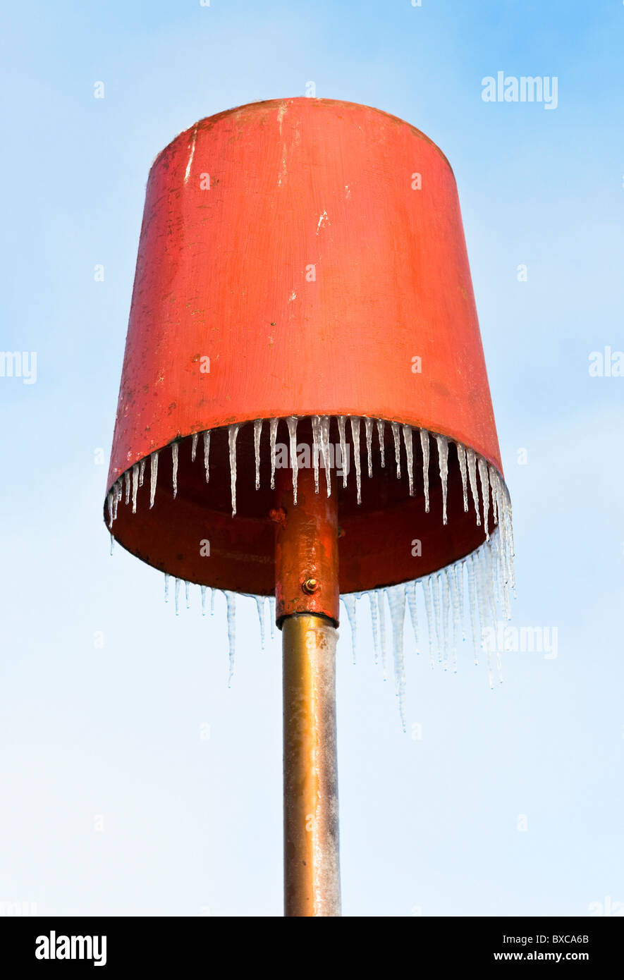 Les glaçons pendre d'un panneau d'avertissement rouge à la plage de Bournemouth en Angleterre. Banque D'Images Les glaçons pendre d'un panneau d'avertissement rouge à la plage de Bournemouth en Angleterre. Banque D'Images
