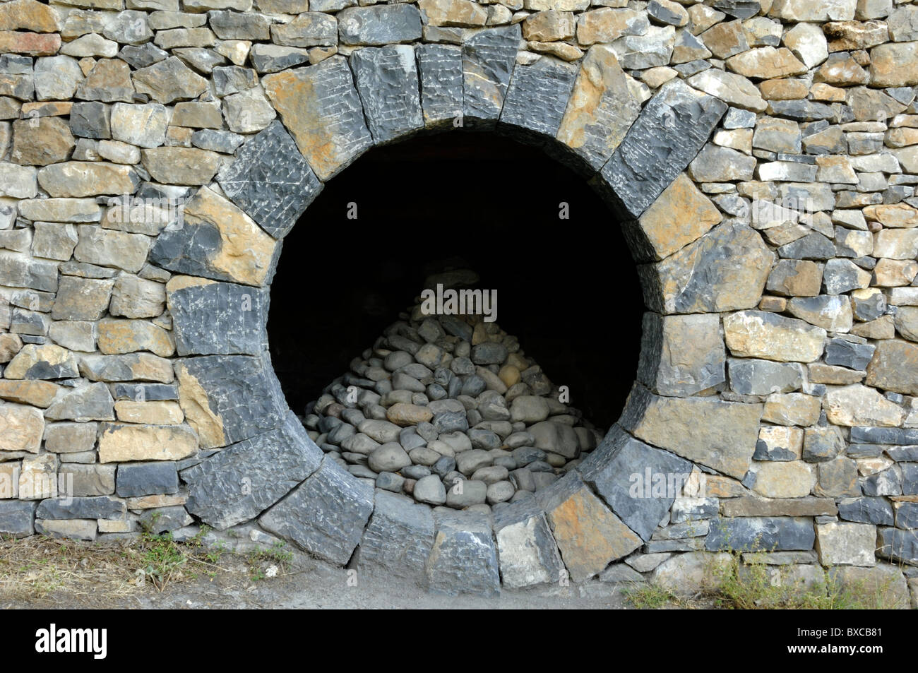 Refuge d'Art ou Art terrestre par Andy Goldsworthy, ou cabane en pierre sèche avec fenêtre circulaire, près des Thermes, digne-les-bains, Alpes-de-haute-Provence France Banque D'Images