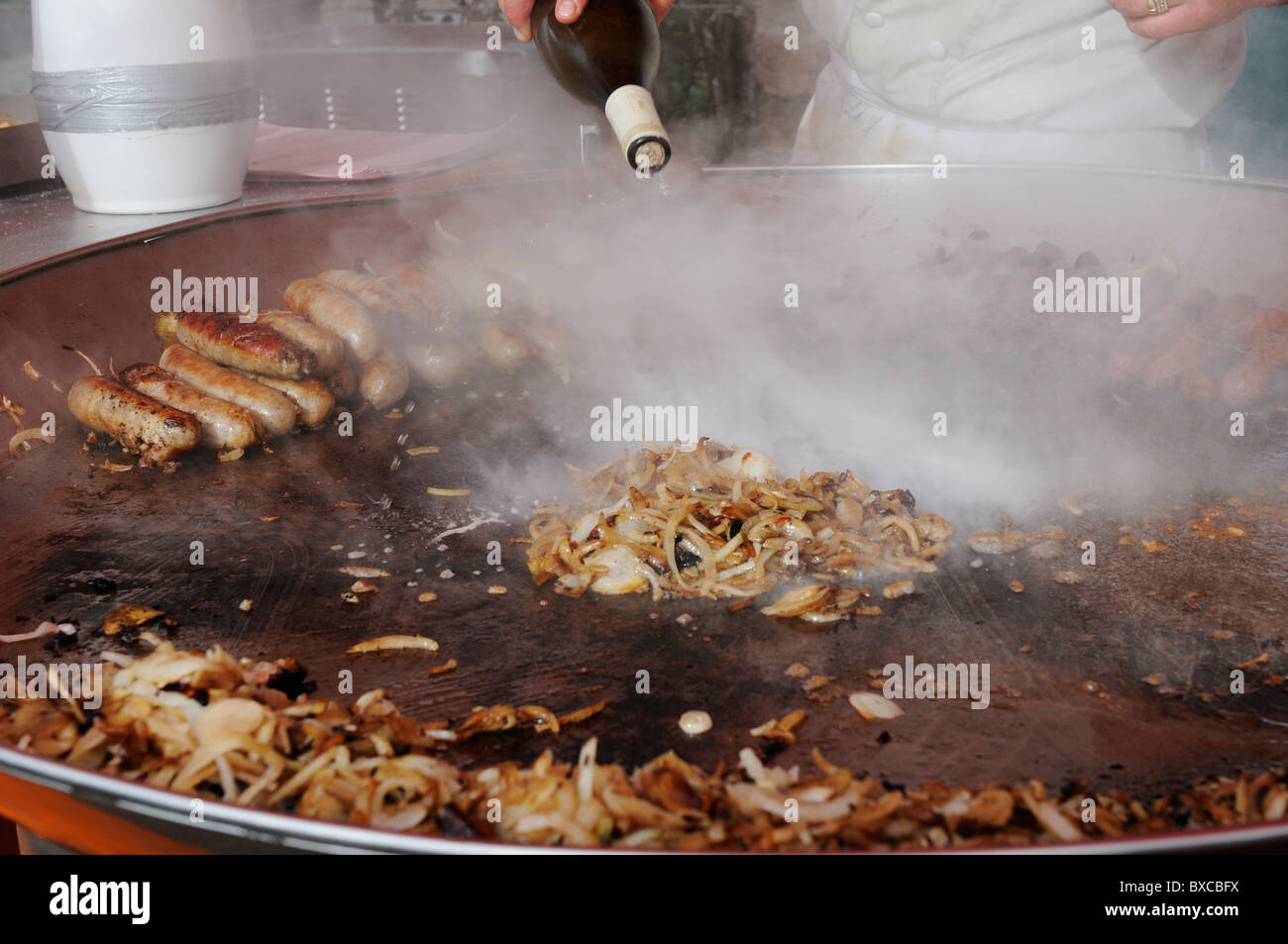 Stock photo de nourriture en vente sur les étals du marché au marché de producteurs Les Herolles dans la région de la France. Banque D'Images