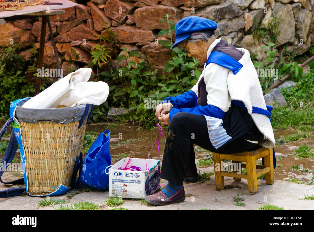 Vieille Femme faisant de l'artisanat, Shigu, Yunnan, Chine Banque D'Images