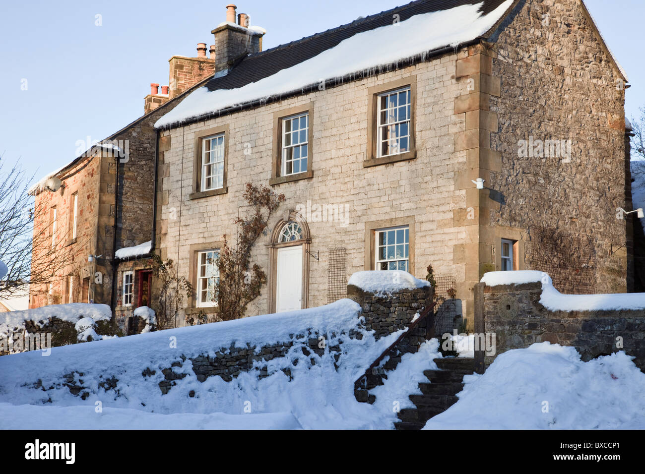 Village chalets avec de la neige en hiver. Hartington, Derbyshire, Angleterre, Royaume-Uni, Grande Bretagne. Banque D'Images
