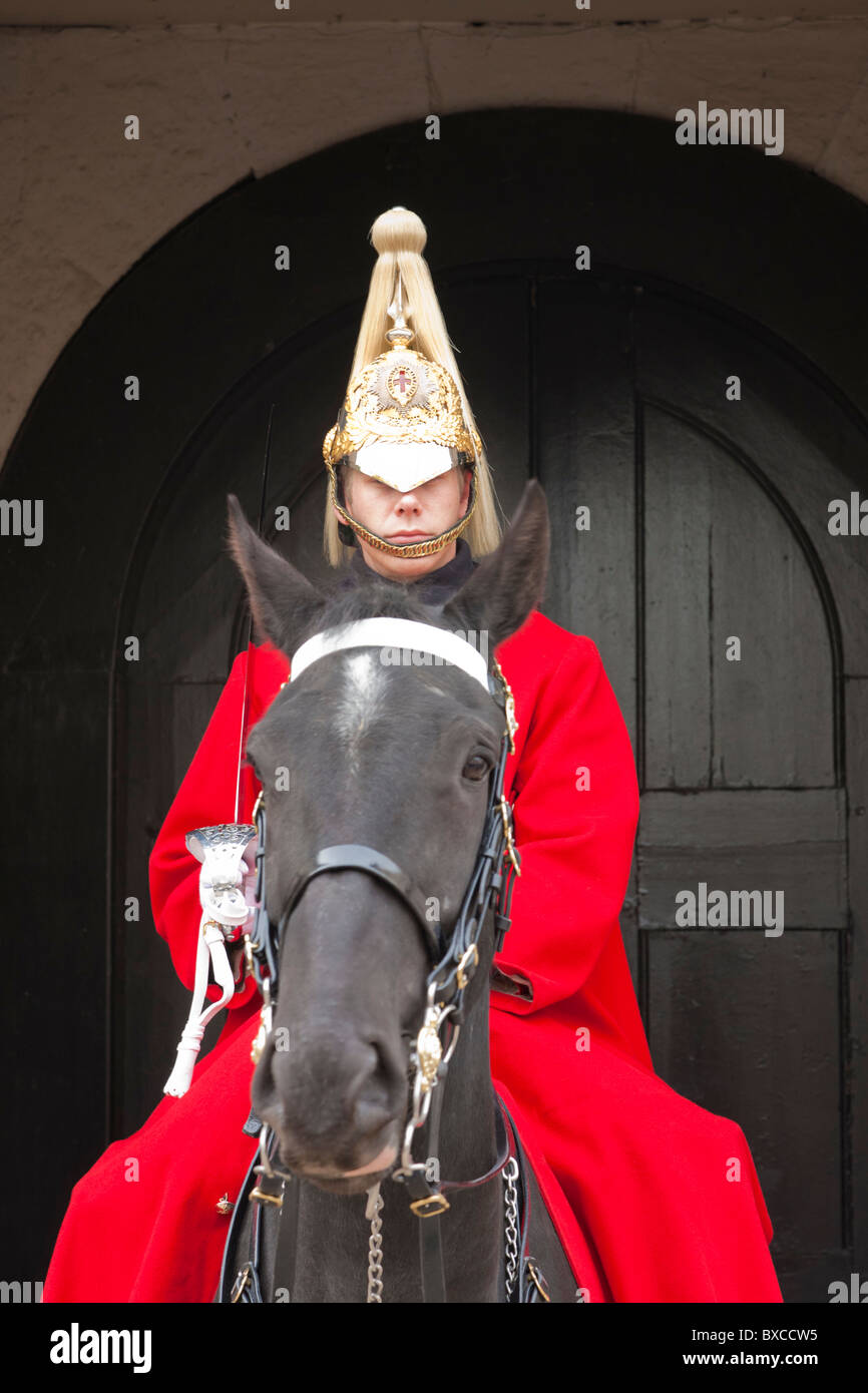 Soldat, Household Cavalry REGIMENTS, monté la garde à cheval, HORSE GUARDS, montent la garde, Londres, Angleterre, Grande-Bretagne Banque D'Images