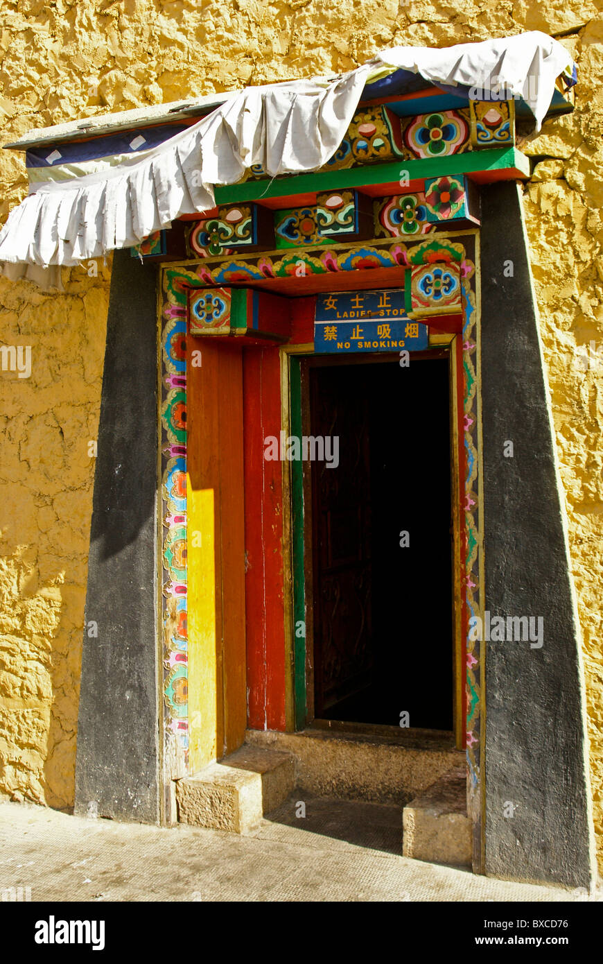 Porte ouvragée au monastère Songzanlin, Shangri-la, Yunnan, Chine Banque D'Images