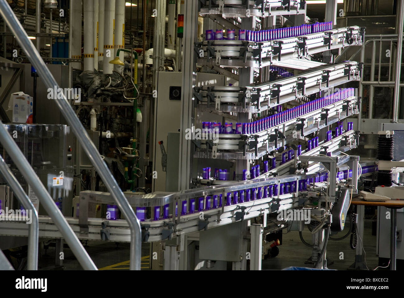 Ligne de remplissage de l'assemblage en usine déodorant Banque D'Images