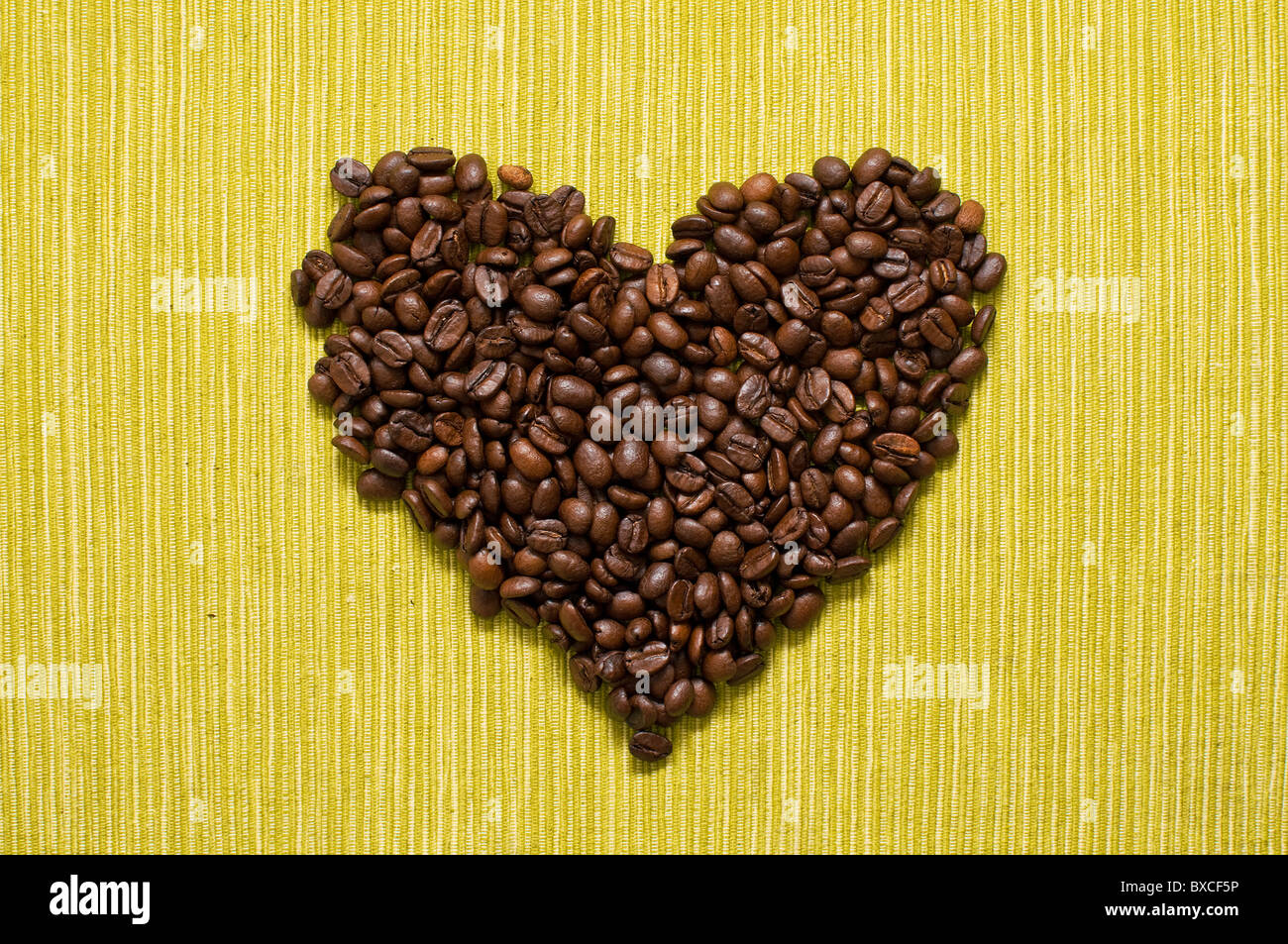 Beau brun, les grains de café, en forme de coeur Banque D'Images