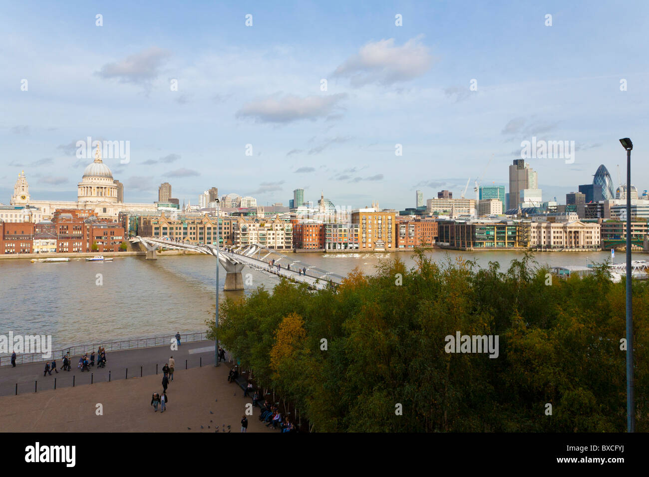 SKYLINE, PAYSAGE URBAIN, piétons, MILLENIUM BRIDGE, TAMISE, ST. PAUL S CATHEDRAL, Londres, Angleterre, Grande-Bretagne Banque D'Images