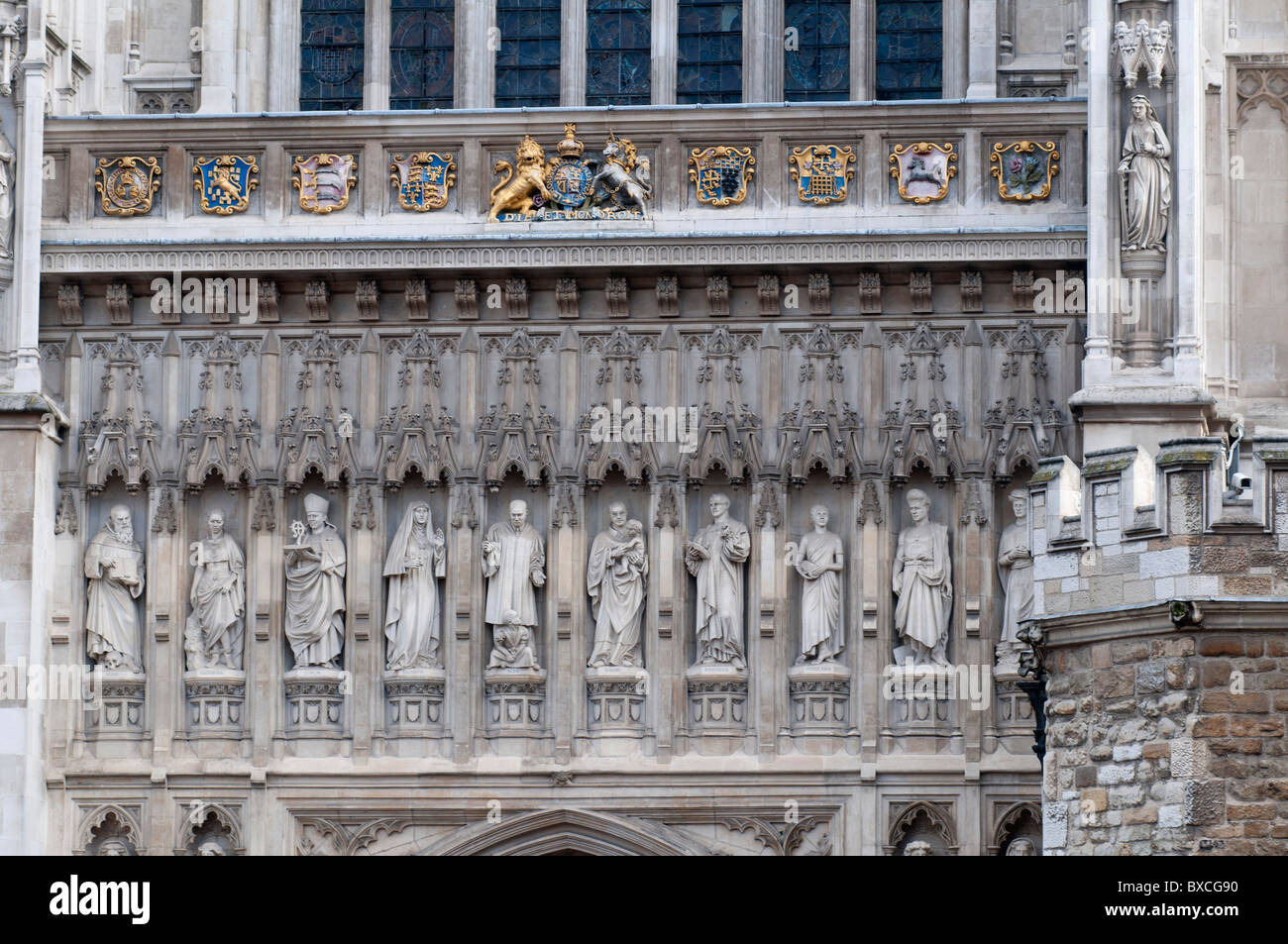 Des statues de 10 martyrs chrétiens au-dessus de la grande porte de l'Ouest, l'abbaye de Westminster, Londres, Angleterre, Royaume-Uni Banque D'Images