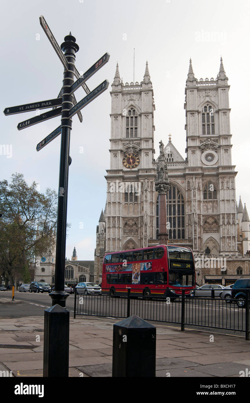 La grande porte de l'Ouest et des tours,l'abbaye de Westminster, comme vu de Tothill Street London England UK Banque D'Images