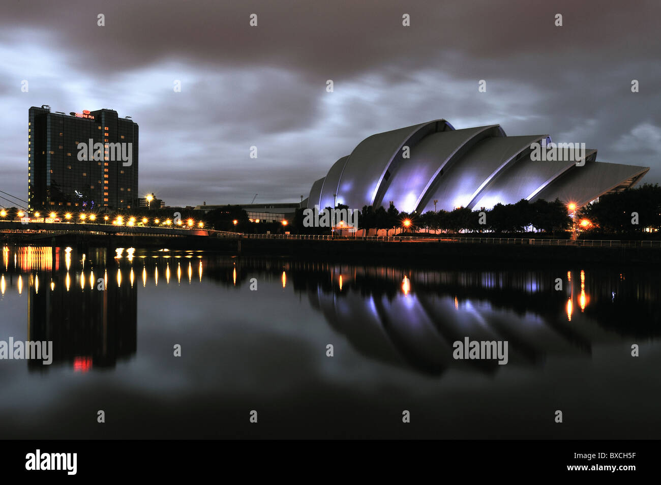 La SECC (Armadillo) et Crown Plaza Hotel reflète dans la rivière Clyde alors que la nuit tombe. Banque D'Images