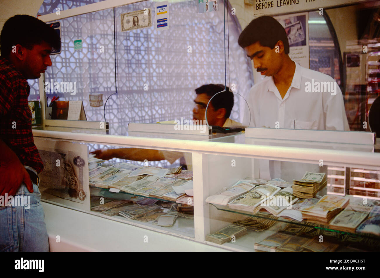Sharjah UAE Homme Au comptoir à l'échange d'argent Banque D'Images