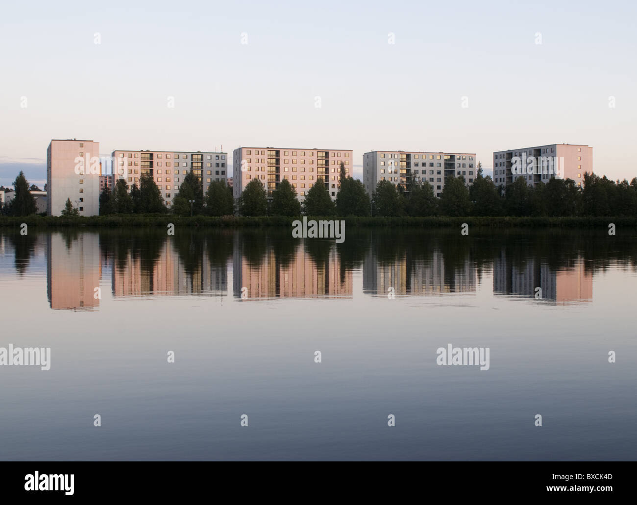 Le Värttö immeubles d'Oulu, Finlande, reflète sur les eaux calmes de la rivière d'Oulu. Banque D'Images