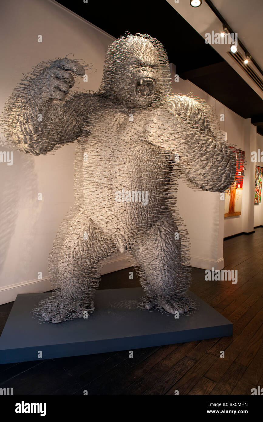 L'Opera Gallery de New Bond Street, Londres. Gorilla fait de cintres par l'artiste David Mach. Banque D'Images